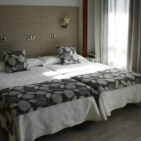 Hotel Los Naranjos Caceres Room photo