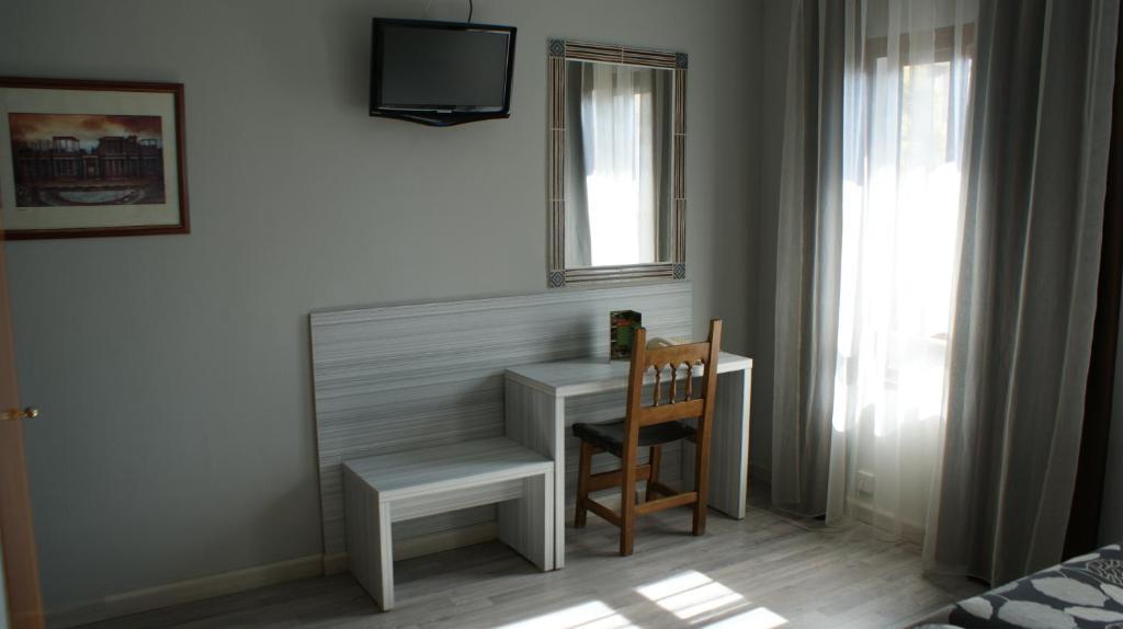 Hotel Los Naranjos Caceres Room photo