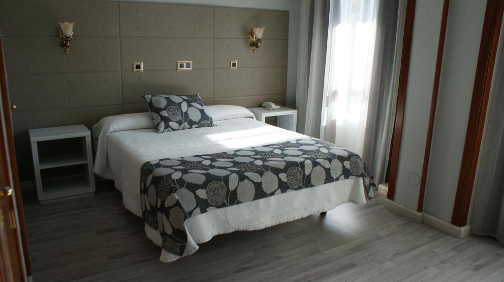 Hotel Los Naranjos Caceres Room photo
