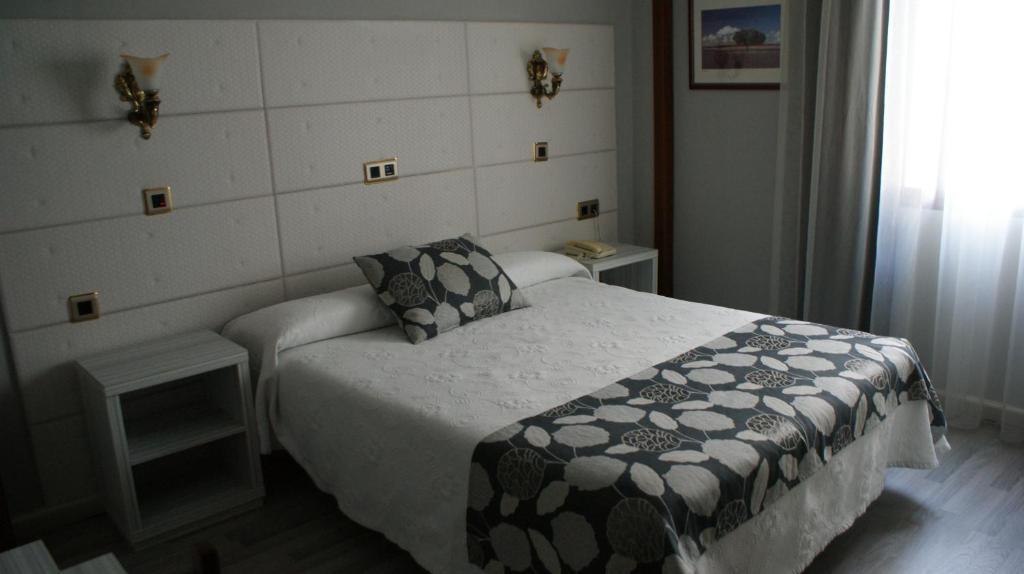 Hotel Los Naranjos Caceres Room photo