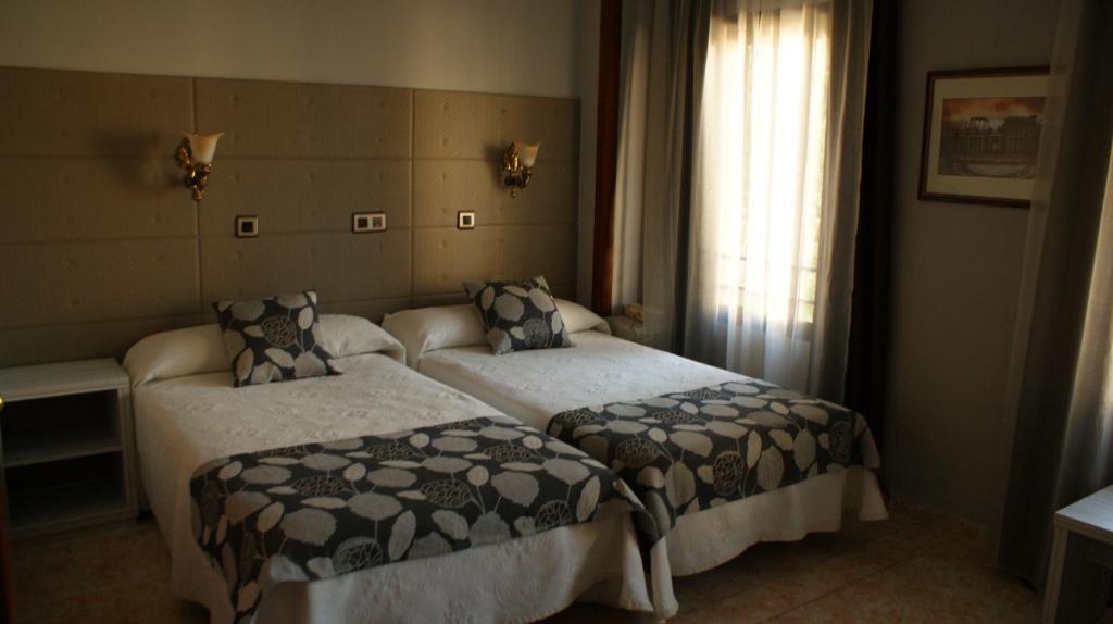 Hotel Los Naranjos Caceres Room photo