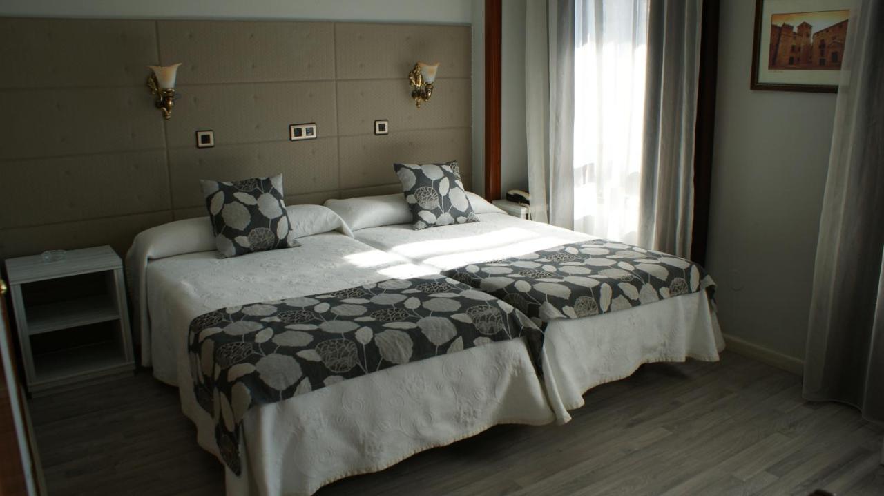 Hotel Los Naranjos Caceres Room photo